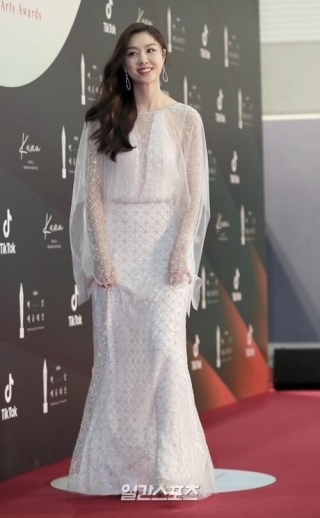 Seo Ji Hye đẹp tinh khôi trong bộ váy trắng có thiết kế xuyên thấu tinh tế tại thảm đỏ vừa qua