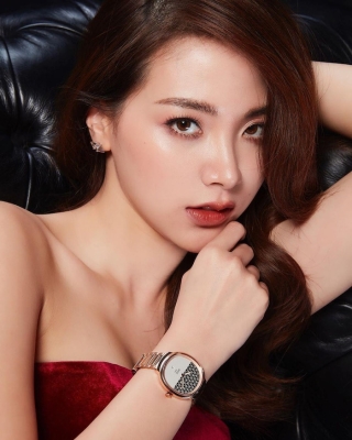 Những hình ảnh quảng bá thương hiệu của Baifern Pimchanok luôn nhận được nhiều phản ứng tích cực từ khán giả, cô cũng trở thành gương mặt quảng cáo đắt sô hàng đầu showbiz Thái Lan.