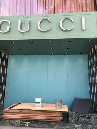 Để giảm thiểu thiệt hại store Gucci trênđại lộ sang chảnh bậc nhất Rodeo Drive dùng ván chặn kín cửa ra vào nhằm tránh các thành phần quá khích