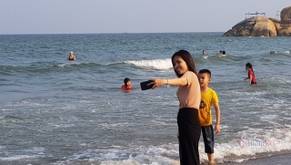 Hàng nghìn du khách chen nhau tắm biển Sầm Sơn
