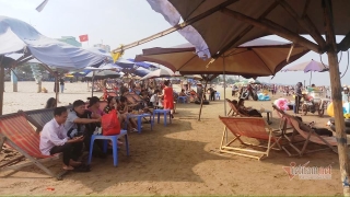 Hàng nghìn du khách chen nhau tắm biển Sầm Sơn