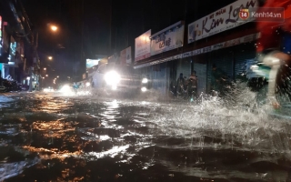 Ảnh: Nhiều tuyến phố Sài Gòn ngập sâu sau trận mưa lớn, người dân chật vật di chuyển về nhà trong đêm - Ảnh 1.