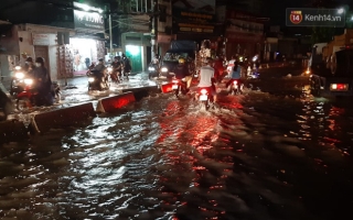 Ảnh: Nhiều tuyến phố Sài Gòn ngập sâu sau trận mưa lớn, người dân chật vật di chuyển về nhà trong đêm - Ảnh 10.