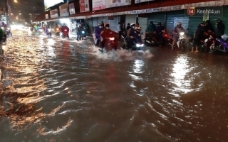 Ảnh: Nhiều tuyến phố Sài Gòn ngập sâu sau trận mưa lớn, người dân chật vật di chuyển về nhà trong đêm - Ảnh 2.