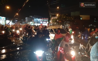 Ảnh: Nhiều tuyến phố Sài Gòn ngập sâu sau trận mưa lớn, người dân chật vật di chuyển về nhà trong đêm - Ảnh 11.