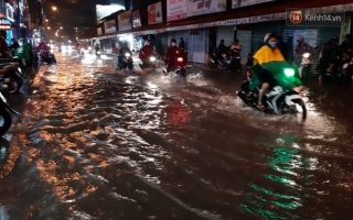 Ảnh: Nhiều tuyến phố Sài Gòn ngập sâu sau trận mưa lớn, người dân chật vật di chuyển về nhà trong đêm - Ảnh 5.