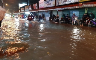 Ảnh: Nhiều tuyến phố Sài Gòn ngập sâu sau trận mưa lớn, người dân chật vật di chuyển về nhà trong đêm - Ảnh 6.