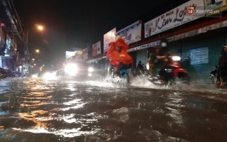 Ảnh: Nhiều tuyến phố Sài Gòn ngập sâu sau trận mưa lớn, người dân chật vật di chuyển về nhà trong đêm - Ảnh 7.
