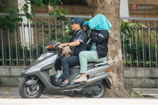 Ảnh: Nhiệt độ ngoài đường tại Hà Nội lên tới 50 độ C, người dân trùm khăn áo kín mít di chuyển trên phố - Ảnh 11.