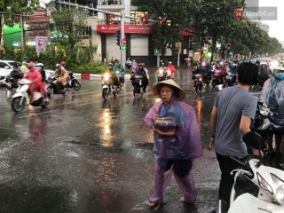 Mây đen giăng kín bầu trời, Hà Nội mưa giông giải nhiệt sau đợt nắng nóng kinh hoàng - Ảnh 10.