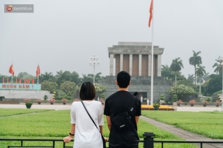 130 năm sinh nhật Bác Hồ: Người Hà Nội đến dự lễ chào cờ ở Quảng trường Ba Đình lịch sử, phố phường rực rỡ cờ hoa - Ảnh 12.