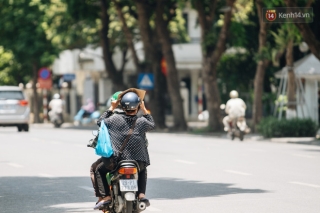 Ảnh: Nhiệt độ ngoài đường tại Hà Nội lên tới 50 độ C, người dân trùm khăn áo kín mít di chuyển trên phố - Ảnh 5.