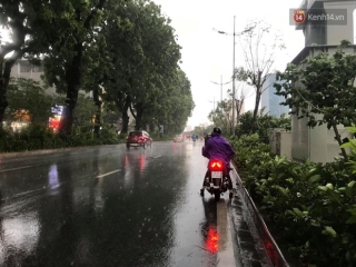 Mây đen giăng kín bầu trời, Hà Nội mưa giông giải nhiệt sau đợt nắng nóng kinh hoàng - Ảnh 12.