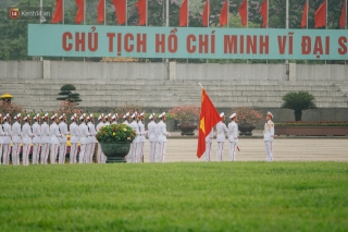130 năm sinh nhật Bác Hồ: Người Hà Nội đến dự lễ chào cờ ở Quảng trường Ba Đình lịch sử, phố phường rực rỡ cờ hoa - Ảnh 3.