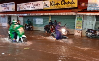 Ảnh: Nhiều tuyến phố Sài Gòn ngập sâu sau trận mưa lớn, người dân chật vật di chuyển về nhà trong đêm - Ảnh 9.