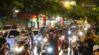 Ảnh: Đường phố Hà Nội và Sài Gòn đông đúc, nhiều quán bia ở Tạ Hiện chật kín khách tối 30/4 - Ảnh 6.
