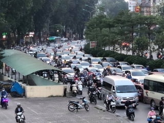 Hà Nội: Nhiều tuyến đường ùn tắc kinh hoàng trong chiều 29/4, một số nhà xe bắt khách giữa đường - Ảnh 13.
