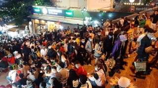 Ảnh: Đường phố Hà Nội và Sài Gòn đông đúc, nhiều quán bia ở Tạ Hiện chật kín khách tối 30/4 - Ảnh 11.