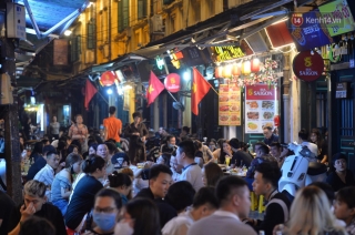 Ảnh: Đường phố Hà Nội và Sài Gòn đông đúc, nhiều quán bia ở Tạ Hiện chật kín khách tối 30/4 - Ảnh 25.