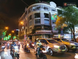 Ảnh: Đường phố Hà Nội và Sài Gòn đông đúc, quán xá Đà Lạt chật kín người tối 30/4 - Ảnh 1.