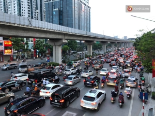 Hà Nội: Nhiều tuyến đường ùn tắc kinh hoàng trong chiều 29/4, một số nhà xe bắt khách giữa đường - Ảnh 11.