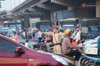 Hà Nội: Nhiều tuyến đường ùn tắc kinh hoàng trong chiều 29/4, một số nhà xe bắt khách giữa đường - Ảnh 4.