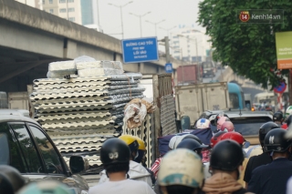 Hà Nội: Nhiều tuyến đường ùn tắc kinh hoàng trong chiều 29/4, một số nhà xe bắt khách giữa đường - Ảnh 3.