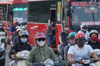 Hà Nội: Nhiều tuyến đường ùn tắc kinh hoàng trong chiều 29/4, một số nhà xe bắt khách giữa đường - Ảnh 5.