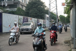 Hà Nội: Nhiều tuyến đường ùn tắc kinh hoàng trong chiều 29/4, một số nhà xe bắt khách giữa đường - Ảnh 7.