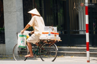 Ảnh: Nhiệt độ ngoài đường tại Hà Nội lên tới 50 độ C, người dân trùm khăn áo kín mít di chuyển trên phố - Ảnh 3.