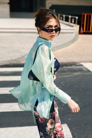 Phụ kiện kính mát và chiếc túi “trendy bag” mini kẹp nách giúp Ngọc Trinh hoàn thiện set đồ đậm style vintage này