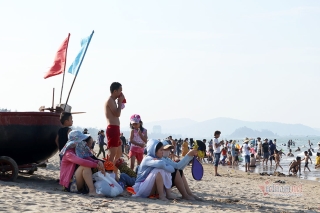 Hàng nghìn du khách chen nhau tắm biển Sầm Sơn, Cửa Lò