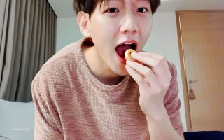 Tỏ ra chuyên nghiệp như một food-blogger thực thụ nhưng Baekhyun (EXO) lại có pha xử lí khiến fan cười muốn nội thương - Ảnh 6.