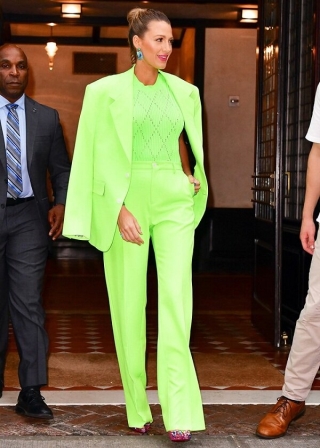 Fashion icon kiêm diễn viên Hollywood Blake Lively trong bộ suit neon đẹp đến ngất ngây