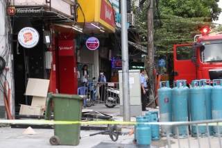 Thông tin mới vụ nổ khí gas tại Hà Nội: Có 5 nạn nhân bị thương trong đó 3 người bị nặng, ít nhất 7 ngôi nhà nứt tường, vỡ cửa - Ảnh 2.