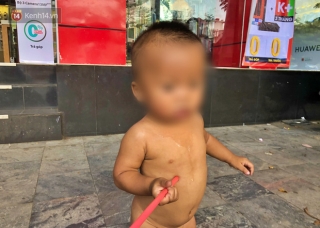 Xót cảnh em bé 18 tháng tuổi trần truồng trong thùng xốp, theo ông lang thang ngoài đường dưới cái nắng nóng gay gắt của Hà Nội - Ảnh 7.