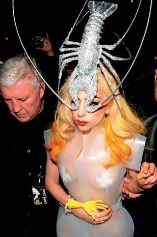 Hàng loạt mẫu mũ độc đáo mà Philip Treacy làm cho nữ ca sĩ Lady Gaga gây ấn tượng với các tín đồ thời trang điển hình như thiết kế mũ như con tôm khổng lồ màu bạc này