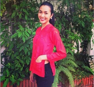 Ghi điểm trước khán giả bằng phong cách tối giản, Tăng Thanh Hà chọn mix áo bà ba màu sắc với quần jeans, khiến món đồ này trở nên ứng dụng hơn.