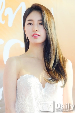 Nữ idol kiêm diễn viên đẹp tựa nữ thần trong kiểu váy trắng cúp ngực lấp ló vòng một “nóng bỏng” khi xuất hiện tại lễ trao giải Golden Disk Awards