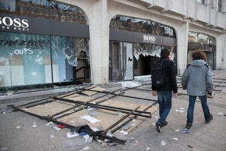 Những người biểu tình ném vỡ kính hàng loạt các cửa hàng hiệu, vẽ graffiti trên tường trên đại lộ Champs-Élysées tại Pháp 2 năm về trước