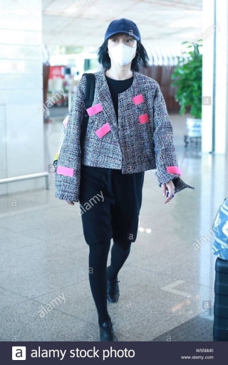 Thậm chí diện áo khoác tweed cùa Chanel ra sân bay mà nhìn Châu Tấn cũng kém xinh hẳn
