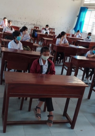Học sinh ngồi cách nhau 2m, đeo khẩu trang trong lớp. Ảnh: VTC News