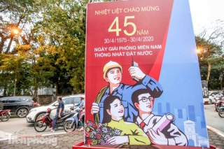 Nới lỏng 'cách ly', Hà Nội tưng bừng cờ hoa chuẩn bị đón ngày lễ lớn - ảnh 15