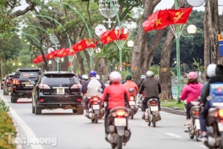 Nới lỏng 'cách ly', Hà Nội tưng bừng cờ hoa chuẩn bị đón ngày lễ lớn - ảnh 16