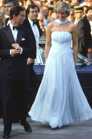 Cố Công nương Diana đã tạo nên dấu ấn lịch sử khi diện chiếc váy xanh nhẹ nhàng, khoe khéo bờ vai thanh mảnh gợi cảm cùng Thái tử Charles xuất hiện trên thảm đỏ LHP Cannes 1987