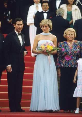 Bộ váy được thiết kế riêng từ Catherine Walker – nhà thiết kế yêu thích của cố Công nương sau này cũng là người kiêm thiết kế cho các Công nương Kate Middleton và Meghan Markle