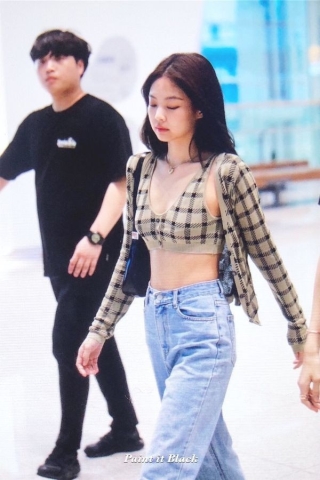 Nữ idol từng nổi bần bật tại sân bay với set áo crop-top kẻ ô màu nâu xám đi kèm cardigan dáng lửng mix cùng jeans lưng cao