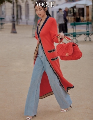 Trong khi đó, Jennie thanh thoát hơn tí với thiết kế cardigan dáng dài màu đỏ khi chụp hình cho Vogue Korea