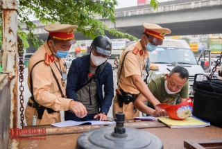 Tin nhanh - Nhiều người bị xử lý trong ngày đầu CSGT ra quân tổng kiểm soát (Hình 11).