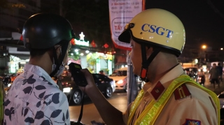 CSGT đo nồng độ cồn phố nhậu Sài Gòn, chủ quán chơi chiêu để bảng ‘Có giao thông’ - ảnh 4